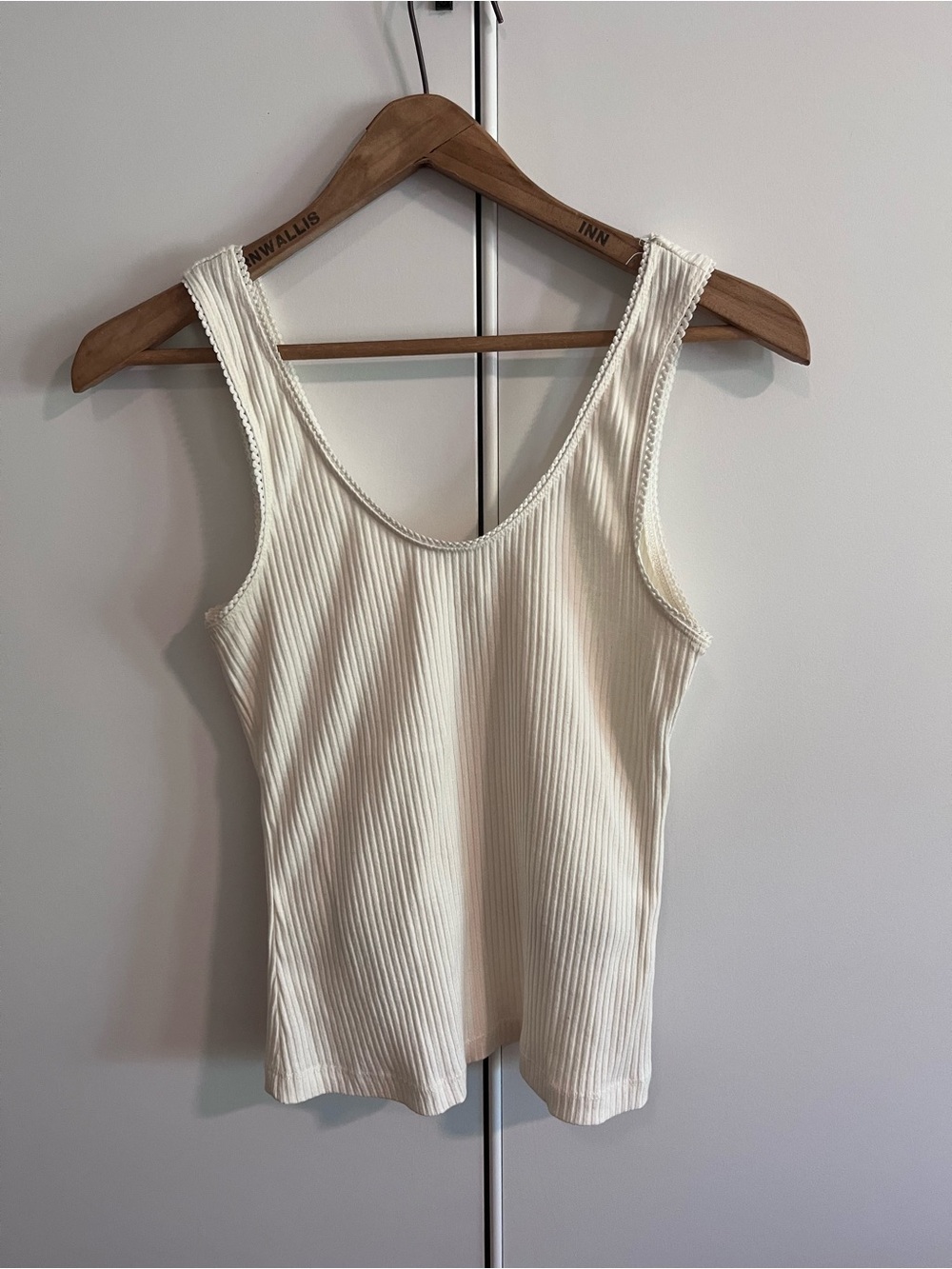 H&M white tank with scalloped trim